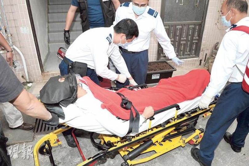 疑兇「阿賢」在兇案現場重組案情期間，突然情緒激動，需送院治理，其間雙拳仍一直緊握。（衛永康攝）19歲「阿天」（圖）涉嫌助舊同學斬其雙親，昨被控企圖謀殺罪。阿天昨於博愛醫院留醫，雙手嚴重受傷及扣上手銬，他向記者稱「我無殺人」，又指案發時「我瞓緊覺」。（明報記者攝）