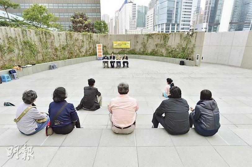 愛國愛港嘅「愛中港青年文化社團聯會」，噚日喺金鐘政府總部東翼廣場搞咗個房屋論壇，只有小貓數隻，反應幾冷清。（鄧宗弘攝）