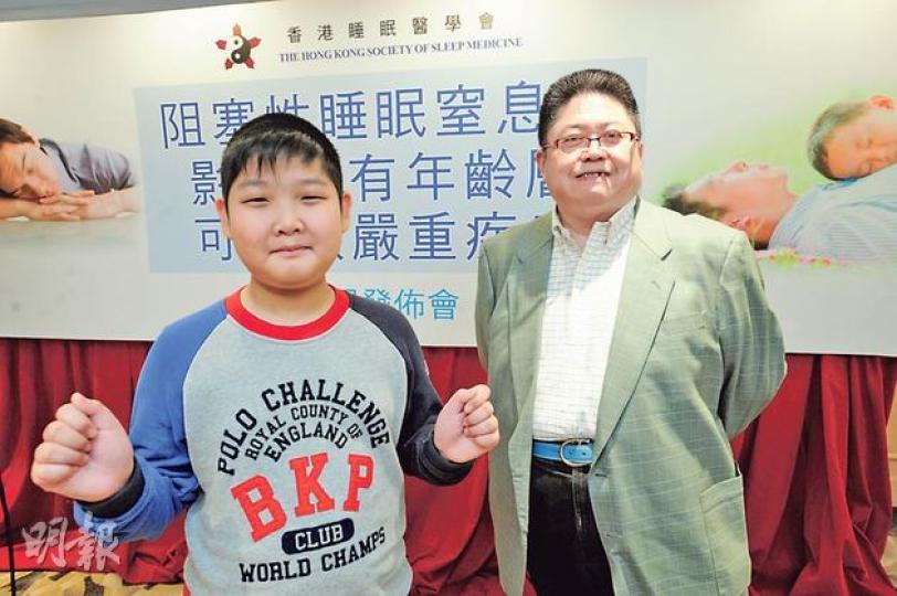 11歲的Henry（左）和54歲的吳先生（右）為阻塞性睡眠窒息症患者，其中Henry更每小時窒息超過100次，需以睡眠呼吸機協助，減低睡眠時氣管阻塞的頻率。（尹錦恩攝）（明報製圖）
