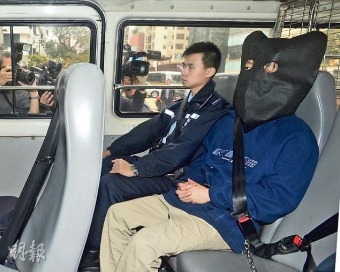 涉嫌伙同友人殺害雙親然後碎屍的被告周凱亮（右），被控兩項謀殺罪，昨由囚車押解到九龍城裁判法院提訊。庭上所見他顯得疲憊，但神情冷靜。（鄧宗弘攝）重案組探員昨日再到大角嘴海興大廈碎屍案現場劏房調查，帶走大批證物，包括兩個相信是疑兇用作收藏死者夫婦頭顱的雪櫃。（衛永康攝）
