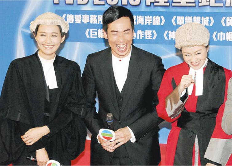 陳法拉(左起)、陳豪與伍詠薇昨日以律師造型宣傳《傳愛事務所》。(攝影/記者:陳釗) 陳法拉(左起)、陳豪與伍詠薇昨日以律師造型宣傳《傳愛事務所》。(攝影/記者:陳釗)