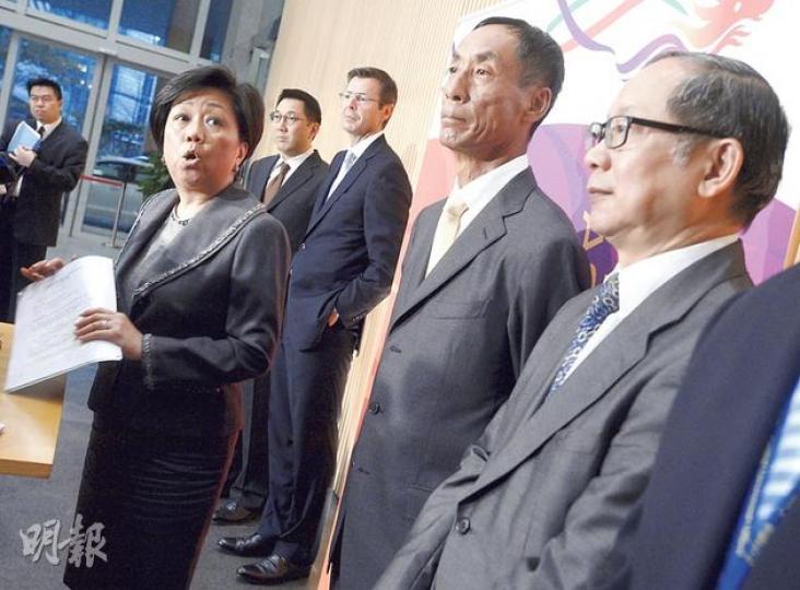 金發局主席查史美倫(前排)稱,將邀請多30名人士參與該局5個小組。查史美倫身後左起分別為李律仁、馬凱博、秦曉及關百忠,均為不同小組的召集人,另一名召集人洪丕正因事早走。(余俊亮攝) 金發局主席查史美倫(前排)稱,將邀請多30名人士參與該局5個小組。查史美倫身後左起分別為李律仁、馬凱博、秦曉及關百忠,均為不同小組的召集人,另一名召集人洪丕正因事早走。(余俊亮攝)