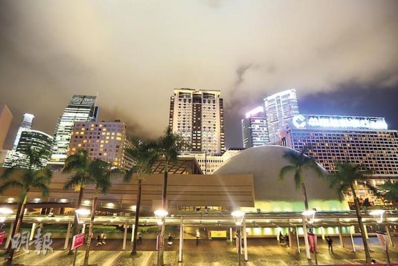尖沙嘴太空館附近有大量酒店和商廈,造成嚴重光污染。圖為記者昨晚7時許用1/6秒快門、光圈f4拍攝,當時天雨過後,上空滿佈密雲。(李澤彤攝) 尖沙嘴太空館附近有大量酒店和商廈,造成嚴重光污染。圖為記者昨晚7時許用1/6秒快門、光圈f4拍攝,當時天雨過後,上空滿佈密雲。(李澤彤攝)