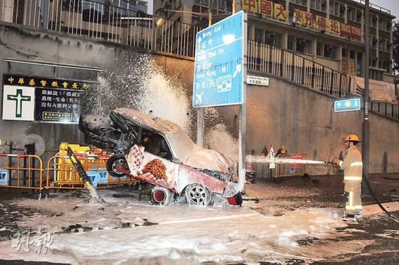 被撞石油氣的士衝前擱在路邊鐵欄上起火,車尾及車廂焚毁,消防員以化學泡將火救熄。(蔡方山攝)平治房車撞向的士後再「打白鴿轉」,險衝入油站,女司機並無受傷。(蔡方山攝)平治女司機(左)驚慌不已,灑淚向警方報告事發經過後,在友人陪同下離開。(蔡方山攝) 被撞石油氣的士衝前擱在路邊鐵欄上起火,車尾及車廂焚毁,消防員以化學泡將火救熄。(蔡方山攝)平治房車撞向的士後再「打白鴿轉」,險衝入油站,女司機並無受傷。(蔡方山攝)平治女司機(左)驚慌不已,灑淚向警方報告事發經過後,在友人陪同下離開。(蔡方山攝)