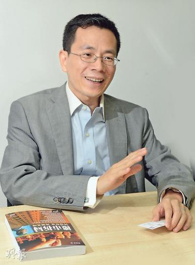 以立投資董事總經理林少陽指出,美匯指數與中原城市領先指數大體逆向而行,而美匯從2011年以來有穩步上升之勢。(陳淑安攝) 以立投資董事總經理林少陽指出,美匯指數與中原城市領先指數大體逆向而行,而美匯從2011年以來有穩步上升之勢。(陳淑安攝)