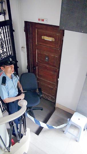 大坑道豪宅患唐氏綜合症的52歲主人疑被外傭謀殺,重案組探員連續兩天到大宅蒐證,單位外24小時有警員把守。(林智傑攝)灣仔重案組多名探員昨凌晨在大坑道58號大宅蒐證,檢走多條窗簾繩、電話連電話繩,不排除有人以此勒殺死者。(蔡方山攝) 大坑道豪宅患唐氏綜合症的52歲主人疑被外傭謀殺,重案組探員連續兩天到大宅蒐證,單位外24小時有警員把守。(林智傑攝)灣仔重案組多名探員昨凌晨在大坑道58號大宅蒐證,檢走多條窗簾繩、電話連電話繩,不排除有人以此勒殺死者。(蔡方山攝)