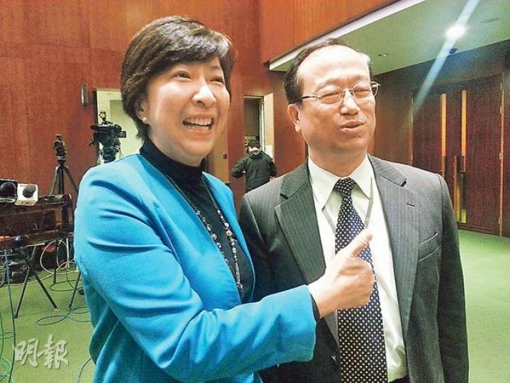 陳鑑林(右)喺政府2月推出最新工商舖交易即時繳稅「辣招」前賣舖套現,佢噚日喺立法會向記者解畫,話事前收唔到消息,賣舖係巧合,蔣麗芸(左)就高舉拇指大讚陳「叻仔」,仲話佢應該請大家食餐好喎。(林凱旻攝) 陳鑑林(右)喺政府2月推出最新工商舖交易即時繳稅「辣招」前賣舖套現,佢噚日喺立法會向記者解畫,話事前收唔到消息,賣舖係巧合,蔣麗芸(左)就高舉拇指大讚陳「叻仔」,仲話佢應該請大家食餐好喎。(林凱旻攝)
