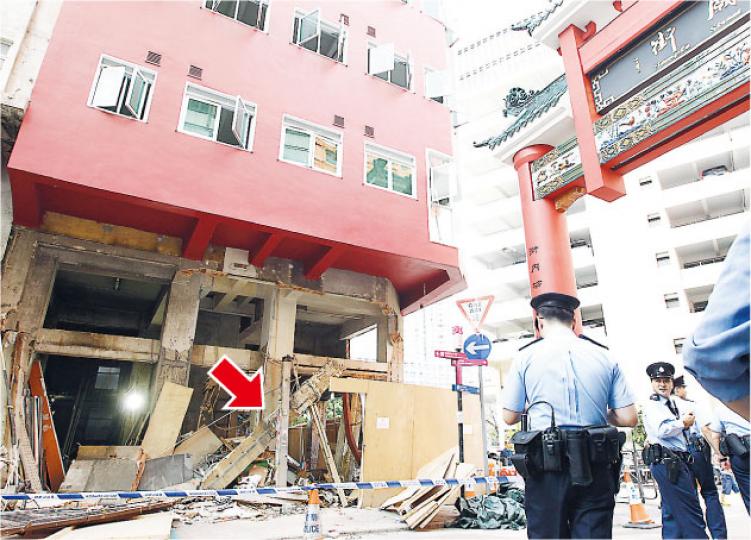 油麻地地舖發生塌石屎門楣傷人意外,唐樓地舖鐵閘頂約10米長石屎門楣(箭嘴示)塌下,一名工人被擊中埋瓦礫中重傷。現場所見,消防員事後用粗麻繩固定傾斜的門楣,等候有關人員到場調查。(李紹昌攝)意外後,政府人員到場調查及拍攝蒐證,初步證實唐樓結構未有危險。(李紹昌攝) 油麻地地舖發生塌石屎門楣傷人意外,唐樓地舖鐵閘頂約10米長石屎門楣(箭嘴示)塌下,一名工人被擊中埋瓦礫中重傷。現場所見,消防員事後用粗麻繩固定傾斜的門楣,等候有關人員到場調查。(李紹昌攝)意外後,政府人員到場調查及拍攝蒐證,初步證實唐樓結構未有危險。(李紹昌攝)