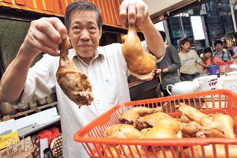 75歲的丹麥餅店東主吳國強說,他們以每隻售價14元的雞髀馳名,若加租,每款小吃或要加價1元。(李紹昌攝)位於銅鑼灣禮頓道禮信大廈地下的丹麥餅店,其舖面雖殘舊,每日卻吸引很多街坊與學生光顧。(李紹昌攝) 75歲的丹麥餅店東主吳國強說,他們以每隻售價14元的雞髀馳名,若加租,每款小吃或要加價1元。(李紹昌攝)位於銅鑼灣禮頓道禮信大廈地下的丹麥餅店,其舖面雖殘舊,每日卻吸引很多街坊與學生光顧。(李紹昌攝)