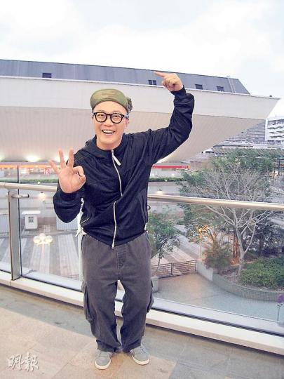 陳奕迅指住紅館及做出3字手勢,話畀大家知個唱又加3場了。(微博圖片) 陳奕迅指住紅館及做出3字手勢,話畀大家知個唱又加3場了。(微博圖片)
