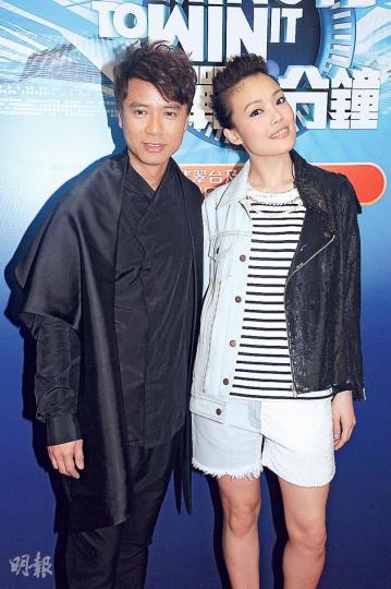 李克勤(左)讚容祖兒(右)認真練習,更練到三更半夜呢!(攝影/記者:陳釗)容祖兒(左起)以34秒神速成功挑戰遊戲《筷膏長大》,羅力威與張致恆睇得肉緊。(攝影/記者:陳釗)玩遊戲容易出醜態,故鍾嘉欣(左)與陳展鵬(右)覺得最重要是型。(攝影/記者:陳釗) 李克勤(左)讚容祖兒(右)認真練習,更練到三更半夜呢!(攝影/記者:陳釗)容祖兒(左起)以34秒神速成功挑戰遊戲《筷膏長大》,羅力威與張致恆睇得肉緊。(攝影/記者:陳釗)玩遊戲容易出醜態,故鍾嘉欣(左)與陳展鵬(右)覺得最重要是型。(攝影/記者:陳釗)