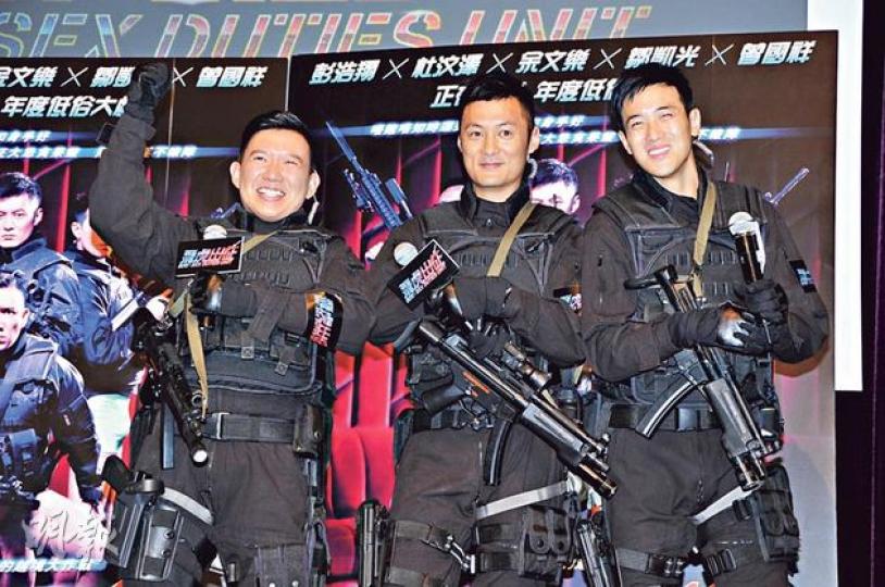 杜汶澤(左起)、余文樂、曾國祥穿飛虎制服展示雄風。(攝影:鍾偉茵) 杜汶澤(左起)、余文樂、曾國祥穿飛虎制服展示雄風。(攝影:鍾偉茵)