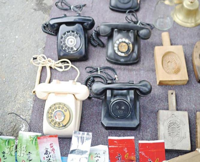 小時候家裏用的電話,丟了換了,現在久別重逢,還真有恍如昨日的熟悉。(黃潔玲攝) 小時候家裏用的電話,丟了換了,現在久別重逢,還真有恍如昨日的熟悉。(黃潔玲攝)