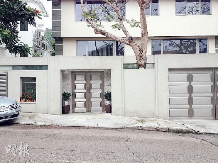 劉漢擔任5間香港註冊公司的董事，當中有報住地址為大埔康樂園相連洋房，市值達7000萬元。記者發現此洋房註冊業主是港商兼深圳市政協范榮彰，劉與范是生意合作伙伴。記者前後按門鐘兩次，女傭俱稱范不在家。（明報記者攝）