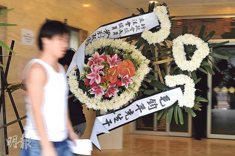 行政會議成員、新民黨主席葉劉淑儀,昨日向毛鈞年致送花圈。(葉家豪攝) 行政會議成員、新民黨主席葉劉淑儀,昨日向毛鈞年致送花圈。(葉家豪攝)