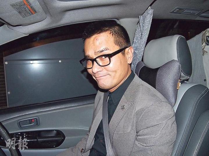 林家棟被高處跌下的一粒螺絲擊中額頭,被擊中位置腫如雞蛋般大。(攝影﹕娛樂組) 林家棟被高處跌下的一粒螺絲擊中額頭,被擊中位置腫如雞蛋般大。(攝影﹕娛樂組)