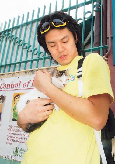 單車漢子李明熙昨午到漁護署的九龍動物管理中心，領回因檢疫隔離被「監禁」4個月的小貓「蛋撻」，其間「蛋撻」害羞，一直依偎在李身上。李笑說，重逢之時，「牠一見到我，就跳上我大腿撒嬌」。（林耀華攝）