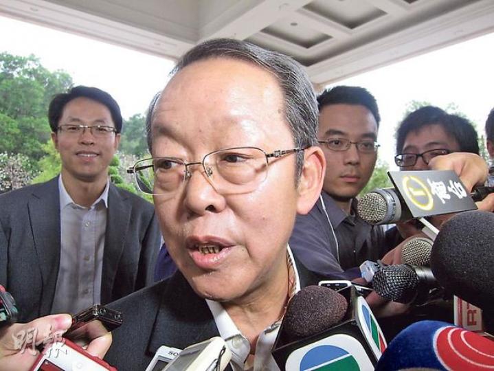 港澳辦主任王光亞被問到對「佔領中環」看法時,稱香港是法治社會,相信港人不希望看到香港被搞亂,又指港人會清楚哪些政黨做的事對香港及國家有利。後左一為中聯辦主任張曉明。(林凱旻攝)對於喬曉陽的言論,民主黨副主席蔡耀昌(中)昨晚與另外兩名黨員到中聯辦門外抗議,批評特首普選設預選是等同假普選,欺騙港人,又舉起寫有「選特首要食一手飯,唔食中央二手飯」字句的示威牌,並焚燒寫有喬講話內容的紙張。(盧翊銘攝) 港澳辦主任王光亞被問到對「佔領中環」看法時,稱香港是法治社會,相信港人不希望看到香港被搞亂,又指港人會清楚哪些政黨做的事對香港及國家有利。後左一為中聯辦主任張曉明。(林凱旻攝)對於喬曉陽的言論,民主黨副主席蔡耀昌(中)昨晚與另外兩名黨員到中聯辦門外抗議,批評特首普選設預選是等同假普選,欺騙港人,又舉起寫有「選特首要食一手飯,唔食中央二手飯」字句的示威牌,並焚燒寫有喬講話內容的紙張。(盧翊銘攝)