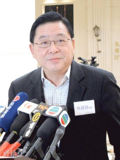 行會成員、經民聯林健鋒一度引述喬曉陽稱,中央只容許愛國愛港的人當特首,因與中央對抗的人對香港不利,但其後被喬曉陽澄清有關說法不夠準確,重申中央是不容許與中央對抗的人當特首。(林凱旻攝) 行會成員、經民聯林健鋒一度引述喬曉陽稱,中央只容許愛國愛港的人當特首,因與中央對抗的人對香港不利,但其後被喬曉陽澄清有關說法不夠準確,重申中央是不容許與中央對抗的人當特首。(林凱旻攝)