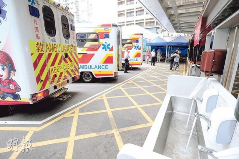 本報於3月中到伊利沙伯醫院急症室門外觀察3小時,發現每當救護車停泊距離洗手盆約5米範圍車位時(圖),經常觸發盆內1至3個紅外線水龍頭灑水。 (尹錦恩攝)(明報製圖) 本報於3月中到伊利沙伯醫院急症室門外觀察3小時,發現每當救護車停泊距離洗手盆約5米範圍車位時(圖),經常觸發盆內1至3個紅外線水龍頭灑水。 (尹錦恩攝)(明報製圖)