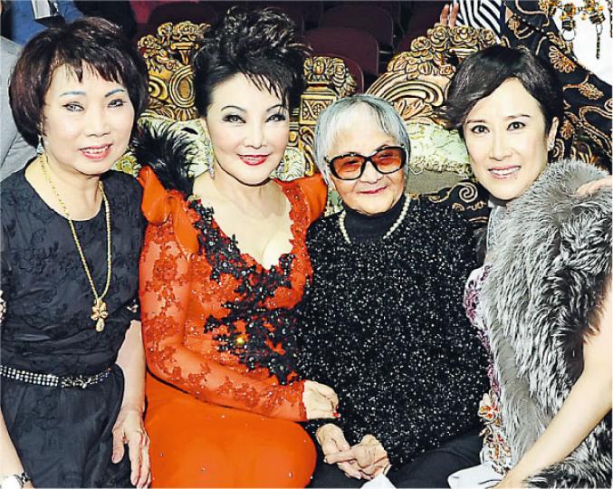 潘秀瓊(左一)、楊燕(左二)及呂珊(左四)齊以歌聲向「銀嗓子」姚莉(左三)致敬。(攝影:鍾偉茵)楊燕及謝雷合唱《站在高崗上》、《月下情歌》,令姚莉聽得開心又感動。(攝影:鍾偉茵) 潘秀瓊(左一)、楊燕(左二)及呂珊(左四)齊以歌聲向「銀嗓子」姚莉(左三)致敬。(攝影:鍾偉茵)楊燕及謝雷合唱《站在高崗上》、《月下情歌》,令姚莉聽得開心又感動。(攝影:鍾偉茵)