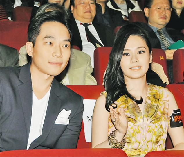 阿嬌與男友K先生拍拖睇首映,十分甜蜜。(攝影﹕孫華中)秋生主動上前跟K先生握手,多謝對方來捧場。(攝影﹕孫華中)黃秋生一身葉問打扮出席首映禮。(攝影﹕孫華中)小春7月就榮升老竇,現時集中照顧老婆應采兒,一切離港太遠的工作都推掉。(攝影﹕孫華中) 阿嬌與男友K先生拍拖睇首映,十分甜蜜。(攝影﹕孫華中)秋生主動上前跟K先生握手,多謝對方來捧場。(攝影﹕孫華中)黃秋生一身葉問打扮出席首映禮。(攝影﹕孫華中)小春7月就榮升老竇,現時集中照顧老婆應采兒,一切離港太遠的工作都推掉。(攝影﹕孫華中)