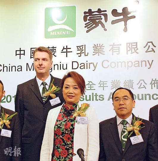蒙牛去年純利倒退兩成,公司於今年6月將在港推丹麥原裝進口有機嬰兒奶粉。圖左起為蒙牛市場副總裁Jesper Fournaise Colding、總裁孫伊萍及首席執行官吳景水。(陳子凌攝) 蒙牛去年純利倒退兩成,公司於今年6月將在港推丹麥原裝進口有機嬰兒奶粉。圖左起為蒙牛市場副總裁Jesper Fournaise Colding、總裁孫伊萍及首席執行官吳景水。(陳子凌攝)