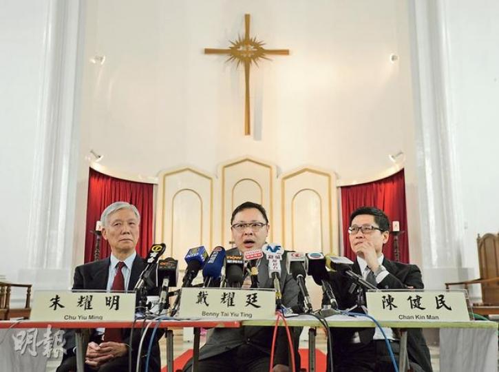 「佔領中環」3名倡議者分別為支聯會常委朱耀明(左起)、港大法律學院副教授戴耀廷和中大社會學系副教授陳健民。3人均同意在教堂舉行記者會,最後選定一級歷史建築物佐敦佑寧堂。(盧翊銘攝) 「佔領中環」3名倡議者分別為支聯會常委朱耀明(左起)、港大法律學院副教授戴耀廷和中大社會學系副教授陳健民。3人均同意在教堂舉行記者會,最後選定一級歷史建築物佐敦佑寧堂。(盧翊銘攝)
