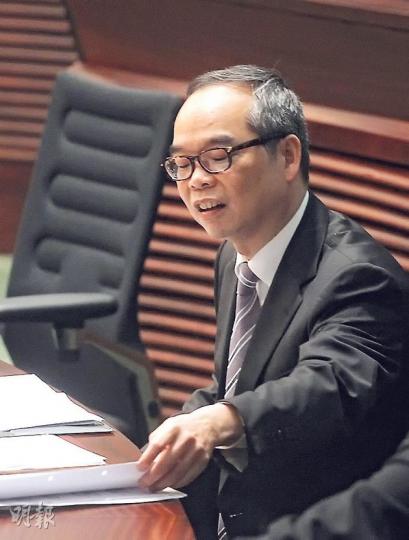 署理政制及內地事務局長劉江華昨回應立法會議員質詢普選特首是否須「愛國愛港」時,重申方案會嚴格按照《基本法》及人大常委會決定。(李紹昌攝) 署理政制及內地事務局長劉江華昨回應立法會議員質詢普選特首是否須「愛國愛港」時,重申方案會嚴格按照《基本法》及人大常委會決定。(李紹昌攝)