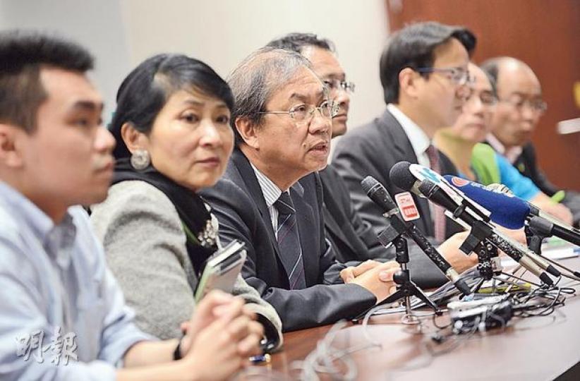 真普選聯盟昨晚開會討論喬曉陽對特首普選的言論,會後聯盟召集人鄭宇碩(左三)說,聯盟對喬的說法感到憤怒,計劃明日遊行到中聯辦,要求喬曉陽出席聯盟下月舉行的研討會。立法會議員公民黨毛孟靜(左二)、民主黨蔡耀昌(左四)、公專聯莫乃光(左五)、民協馮檢基(右一)等亦有開會。(盧翊銘攝) 真普選聯盟昨晚開會討論喬曉陽對特首普選的言論,會後聯盟召集人鄭宇碩(左三)說,聯盟對喬的說法感到憤怒,計劃明日遊行到中聯辦,要求喬曉陽出席聯盟下月舉行的研討會。立法會議員公民黨毛孟靜(左二)、民主黨蔡耀昌(左四)、公專聯莫乃光(左五)、民協馮檢基(右一)等亦有開會。(盧翊銘攝)