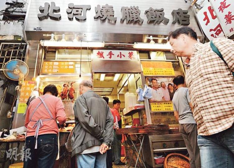 深水埗北河燒臘飯店東主明哥每晚會到北河街市購入廉價食材,為街坊提供只售22元的三餸飯盒,甚至贈送飯盒給有需要者。(盧翊銘攝)熱心助人的明哥除惠及街坊出售22元三餸飯盒外,更特意編印飯券,持飯券者可免費享用充滿愛心的三餸一飯套餐。(林智傑攝) 深水埗北河燒臘飯店東主明哥每晚會到北河街市購入廉價食材,為街坊提供只售22元的三餸飯盒,甚至贈送飯盒給有需要者。(盧翊銘攝)熱心助人的明哥除惠及街坊出售22元三餸飯盒外,更特意編印飯券,持飯券者可免費享用充滿愛心的三餸一飯套餐。(林智傑攝)