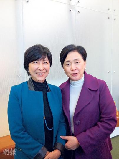 民主黨主席劉慧卿(右)話好開心,因為請到民建聯副主席蔣麗芸出席佢嘅網台節目,仲話蔣麗芸聲量一定大過佢。(黃振豪攝) 民主黨主席劉慧卿(右)話好開心,因為請到民建聯副主席蔣麗芸出席佢嘅網台節目,仲話蔣麗芸聲量一定大過佢。(黃振豪攝)