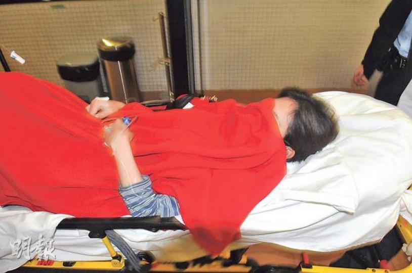 深水埗汝州街一名疑染有毒癮的婦人,昨清晨於天台後樓梯板間房誕下七星女,惟女嬰出生後昏迷,送院後證實不治。(蔡方山攝)深水埗汝洲街一幢大廈天台樓梯出口石屋內,以木板在內搭間成僅30餘呎的居住空間,有婦人在內誕下女嬰。警方事後於單位調查。(蔡方山攝)在大廈天台後樓梯的板間屋內設有坐廁及洗手盆,現場有傳女嬰出生後一度被放置於廁所洗手盆。(蔡方山攝) 深水埗汝州街一名疑染有毒癮的婦人,昨清晨於天台後樓梯板間房誕下七星女,惟女嬰出生後昏迷,送院後證實不治。(蔡方山攝)深水埗汝洲街一幢大廈天台樓梯出口石屋內,以木板在內搭間成僅30餘呎的居住空間,有婦人在內誕下女嬰。警方事後於單位調查。(蔡方山攝)在大廈天台後樓梯的板間屋內設有坐廁及洗手盆,現場有傳女嬰出生後一度被放置於廁所洗手盆。(蔡方山攝)