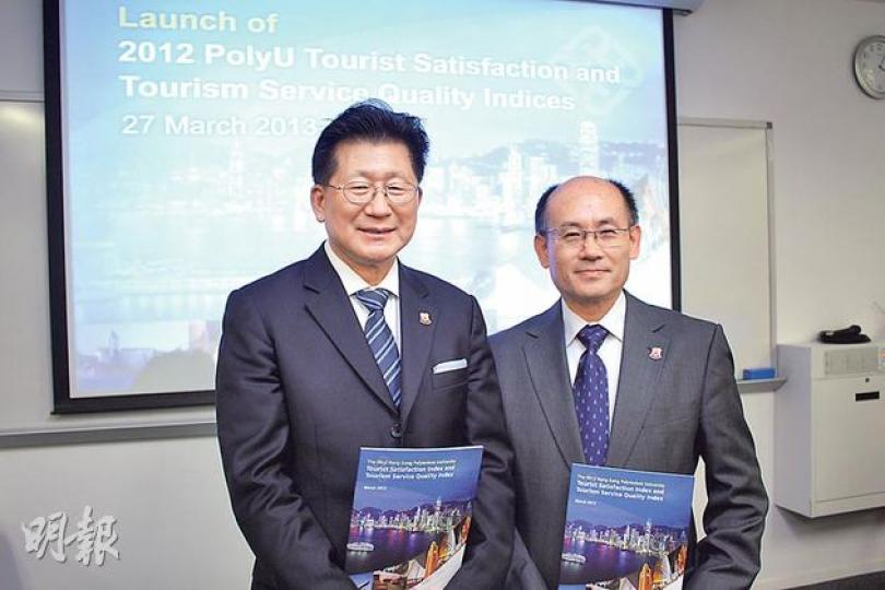 有評論認為港客容量已近飽和,理大酒店及旅遊業管理學院院長田桂成(左)相信政府已經注意,但認為旅客可推動經濟,過多旅客該是「值得高興的煩惱」(happy problem)。右為學院副院長宋海岩。(楊德銘攝) 有評論認為港客容量已近飽和,理大酒店及旅遊業管理學院院長田桂成(左)相信政府已經注意,但認為旅客可推動經濟,過多旅客該是「值得高興的煩惱」(happy problem)。右為學院副院長宋海岩。(楊德銘攝)