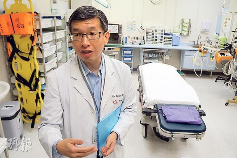 醫管局急症科中央統籌委員會主席鄧耀鏗醫生,昨日在元朗博愛醫院急症室內表示,現時全港公立醫院急症科仍有31個空缺待填補。(曾安迪攝) 醫管局急症科中央統籌委員會主席鄧耀鏗醫生,昨日在元朗博愛醫院急症室內表示,現時全港公立醫院急症科仍有31個空缺待填補。(曾安迪攝)