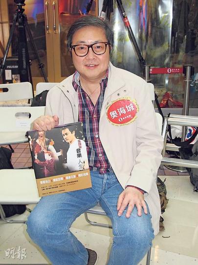 陳少寶細說與哥哥共事唱片公司的歲月。(攝影/記者:李潔盈)陳幼堅展示曾為哥哥設計的唱片造型。(攝影/記者:李潔盈) 陳少寶細說與哥哥共事唱片公司的歲月。(攝影/記者:李潔盈)陳幼堅展示曾為哥哥設計的唱片造型。(攝影/記者:李潔盈)