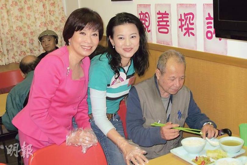 保良局主席梁寶珠(左)與黎燕珊(中)向長者送飯。(攝影/記者:魏人) 保良局主席梁寶珠(左)與黎燕珊(中)向長者送飯。(攝影/記者:魏人)