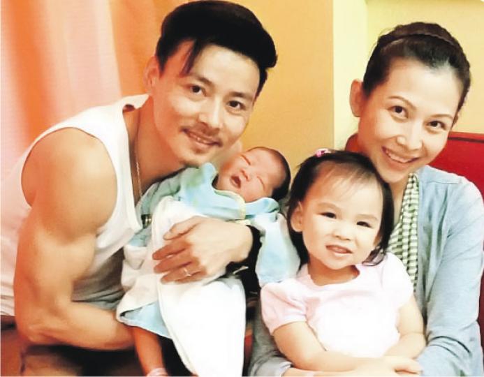 一家四口幸福合照,張晉以強壯臂彎抱住小女兒,大女楚兒就愈大愈似媽咪蔡少芬。(微博圖片)「宮二」章子怡以八卦掌為蔡少芬母女做最強勁的後盾,「馬三」張晉一定要惜老婆。(微博圖片) 一家四口幸福合照,張晉以強壯臂彎抱住小女兒,大女楚兒就愈大愈似媽咪蔡少芬。(微博圖片)「宮二」章子怡以八卦掌為蔡少芬母女做最強勁的後盾,「馬三」張晉一定要惜老婆。(微博圖片)