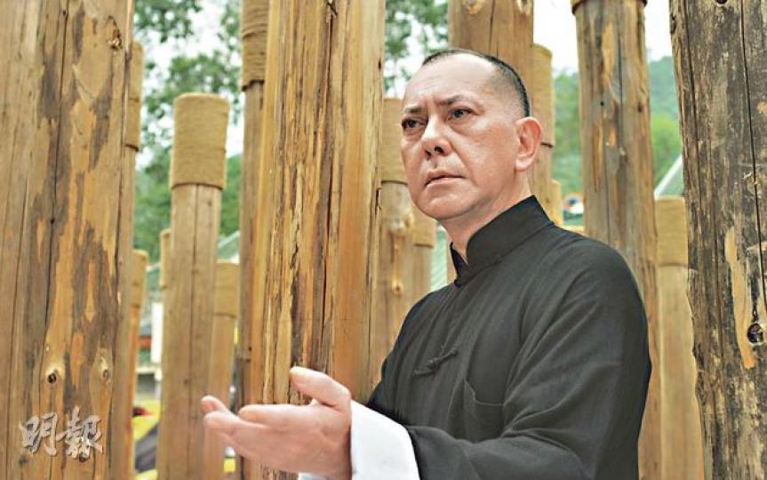 黃秋生為了演好葉問,練功又減肥,非常辛苦。(微博圖片)梁朝偉演葉問有自己的一套方法。(微博圖片)黃秋生大讚袁詠儀演活了葉問妻子。(微博圖片)黃秋生認為熊黛林演葉問妻子不稱職。(微博圖片)黃秋生覺得甄子丹演的葉問官仔骨骨。(微博圖片)黃秋生與曾志偉的對打戲有板有眼。(微博圖片) 黃秋生為了演好葉問,練功又減肥,非常辛苦。(微博圖片)梁朝偉演葉問有自己的一套方法。(微博圖片)黃秋生大讚袁詠儀演活了葉問妻子。(微博圖片)黃秋生認為熊黛林演葉問妻子不稱職。(微博圖片)黃秋生覺得甄子丹演的葉問官仔骨骨。(微博圖片)黃秋生與曾志偉的對打戲有板有眼。(微博圖片)