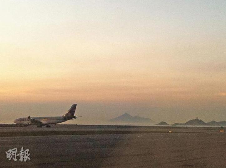 誰能成為機場名字,代表這地方迎接與歡送旅客,總是難題,因為爭論誰比較英雄,會挑起不同意見,是奏出動人樂章的音樂家,還是帶領國家戰勝敵方的軍人,抑或是字字珠璣的作家?(黃潔玲攝) 誰能成為機場名字,代表這地方迎接與歡送旅客,總是難題,因為爭論誰比較英雄,會挑起不同意見,是奏出動人樂章的音樂家,還是帶領國家戰勝敵方的軍人,抑或是字字珠璣的作家?(黃潔玲攝)