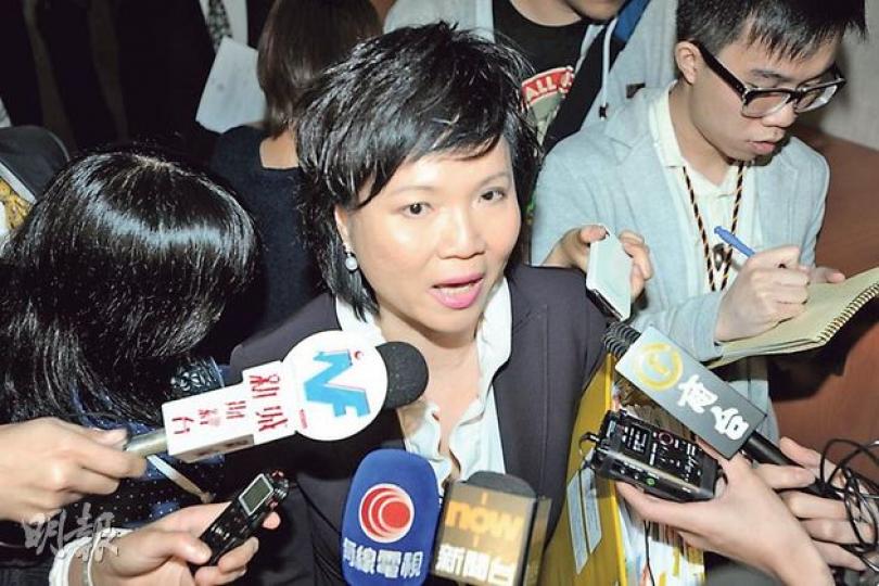 傳聞指食物及衛生局常任秘書長黎陳芷娟(中)疑因不滿要處理限奶令而提出辭職,但她已否認。(葉家豪攝) 傳聞指食物及衛生局常任秘書長黎陳芷娟(中)疑因不滿要處理限奶令而提出辭職,但她已否認。(葉家豪攝)