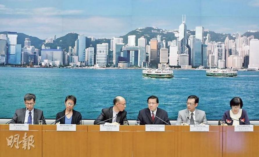 政府昨日舉行跨部門記者會,公布《香港清新空氣藍圖》。記者會由環境局長黃錦星(左三)主持,強調要強化各項改善空氣質素措施的成效,必須集合跨部門力量,找來運輸及房屋局長張炳良(右三)、發展局常任秘書長韋志成(右二)、食物及衛生局副局長陳肇始(右一)。環境局副局長陸恭蕙(左二)及環保署副署長黎志華(左一)亦有出席。(李澤彤攝) 政府昨日舉行跨部門記者會,公布《香港清新空氣藍圖》。記者會由環境局長黃錦星(左三)主持,強調要強化各項改善空氣質素措施的成效,必須集合跨部門力量,找來運輸及房屋局長張炳良(右三)、發展局常任秘書長韋志成(右二)、食物及衛生局副局長陳肇始(右一)。環境局副局長陸恭蕙(左二)及環保署副署長黎志華(左一)亦有出席。(李澤彤攝)