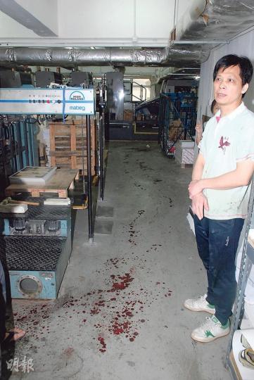 工人為印刷機滾筒加潤滑油期間,滾筒突然開動,工人膊頭以下右手被扯斷,大量鮮血流出,形成一條血路。(黃熙麗攝)黃竹坑發生印刷機扯斷工人右手恐怖工傷,圖為意外後有人檢查印刷機機件。(黃熙麗攝) 工人為印刷機滾筒加潤滑油期間,滾筒突然開動,工人膊頭以下右手被扯斷,大量鮮血流出,形成一條血路。(黃熙麗攝)黃竹坑發生印刷機扯斷工人右手恐怖工傷,圖為意外後有人檢查印刷機機件。(黃熙麗攝)