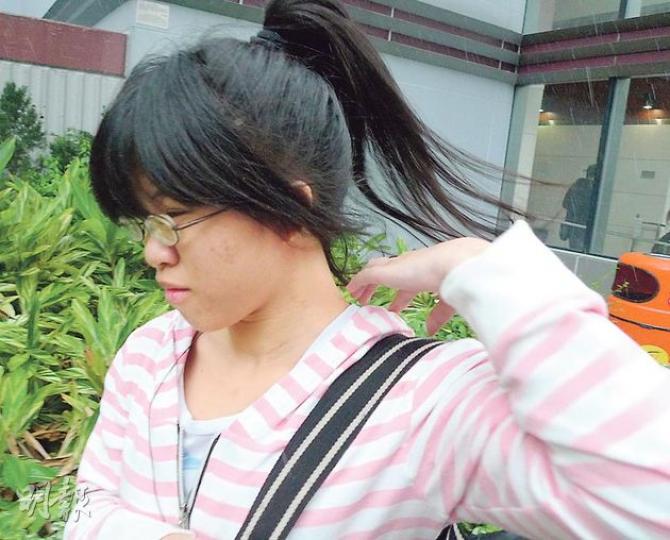 譚翠君因一時不快,於電話向好友訛稱在後樓梯被不明男子強姦後「潛水」,令警察勞師動眾緝兇。她承認浪費警力罪,保釋候判。(何偉畧攝) 譚翠君因一時不快,於電話向好友訛稱在後樓梯被不明男子強姦後「潛水」,令警察勞師動眾緝兇。她承認浪費警力罪,保釋候判。(何偉畧攝)