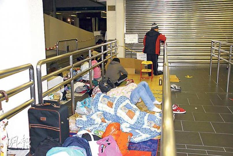 紅館門外的售票處有不少歌迷捱冷露宿等門票開售。(攝影:娛樂組)五月天歌迷索性準備露營裝備,以行動抵抗黃牛黨。(攝影:娛樂組) 紅館門外的售票處有不少歌迷捱冷露宿等門票開售。(攝影:娛樂組)五月天歌迷索性準備露營裝備,以行動抵抗黃牛黨。(攝影:娛樂組)