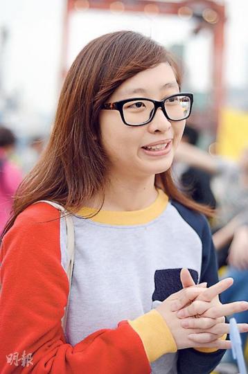 城大社工系二年生張雅嵐,昨到貨櫃碼頭聲援工人,批評香港國際碼頭「卸膊」,將不加薪責任推予外判商,要求資方給予合理加薪。(盧翊銘攝) 城大社工系二年生張雅嵐,昨到貨櫃碼頭聲援工人,批評香港國際碼頭「卸膊」,將不加薪責任推予外判商,要求資方給予合理加薪。(盧翊銘攝)