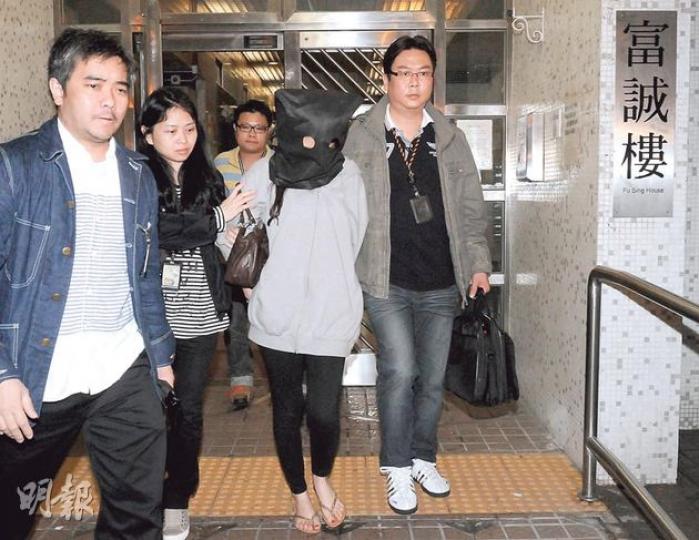 涉嫌混入旅行團走私冰毒至澳洲的販毒集團,其中一名年輕女子被押返富昌邨單位搜屋。(蔡方山攝) 涉嫌混入旅行團走私冰毒至澳洲的販毒集團,其中一名年輕女子被押返富昌邨單位搜屋。(蔡方山攝)