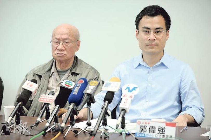 社署下周五發放長者生活津貼,但最少10多名本身不用再申報的長者,包括85歲的梁伯伯(左),卻疑因社署電腦問題未能自動領取,需要申報。工聯會立法會議員郭偉強(右)則要求社署增聘人手處理長津,以免影響審批制度。 (葉家豪攝)(明報製圖) 社署下周五發放長者生活津貼,但最少10多名本身不用再申報的長者,包括85歲的梁伯伯(左),卻疑因社署電腦問題未能自動領取,需要申報。工聯會立法會議員郭偉強(右)則要求社署增聘人手處理長津,以免影響審批制度。 (葉家豪攝)(明報製圖)