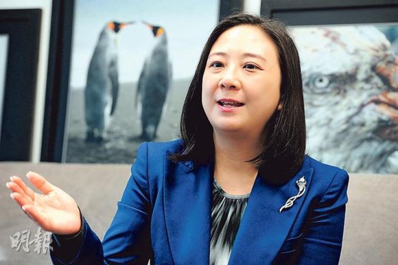 民建聯立法會議員葛珮帆酷愛拍攝大自然及動物,辦公室也擺放了她在南極之行的作品,如圖左方是她拍攝的國王企鵝。(尹錦恩攝) 民建聯立法會議員葛珮帆酷愛拍攝大自然及動物,辦公室也擺放了她在南極之行的作品,如圖左方是她拍攝的國王企鵝。(尹錦恩攝)