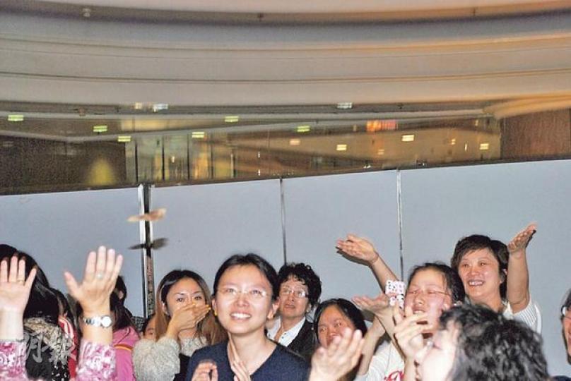 正在趕工的「哥迷」見到一隻大蝴蝶在歌迷之間盤旋,猶如哥哥為他們打氣。(明報記者攝)陳淑芬與來自不同地區的「哥迷」連日來接力摺紙鶴,務求打破世界紀錄。(明報記者攝)來自世界各地的「哥迷」送來紙鶴,並齊集排列,經健力士世界大全專人驗證之後,才會放進紙鶴箱內作為紀錄。(明報記者攝) 正在趕工的「哥迷」見到一隻大蝴蝶在歌迷之間盤旋,猶如哥哥為他們打氣。(明報記者攝)陳淑芬與來自不同地區的「哥迷」連日來接力摺紙鶴,務求打破世界紀錄。(明報記者攝)來自世界各地的「哥迷」送來紙鶴,並齊集排列,經健力士世界大全專人驗證之後,才會放進紙鶴箱內作為紀錄。(明報記者攝)